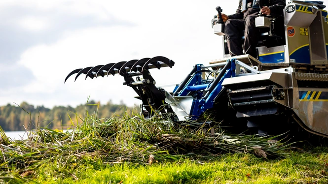 Truxor machine with a cutting attachment